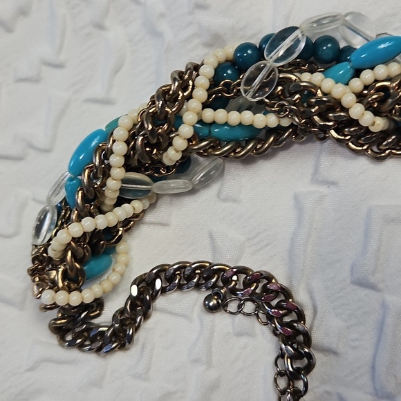 VINTAGE CHUNKY TURQUISE, WHITE,BLUE,CLEAR, AND SILVERTONE NECKLACE - Picture 7 of 8